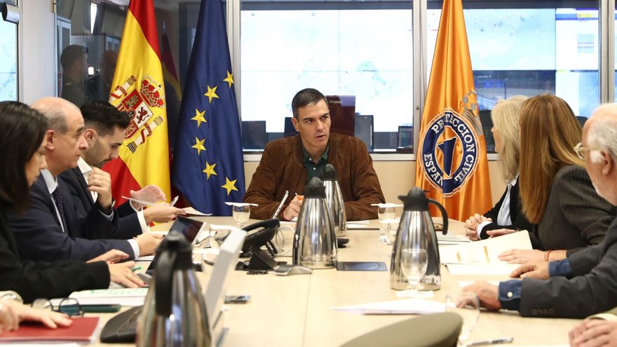 El presidente del Gobierno, Pedro Sánchez, en la sede de la Dirección General de Protección Civil