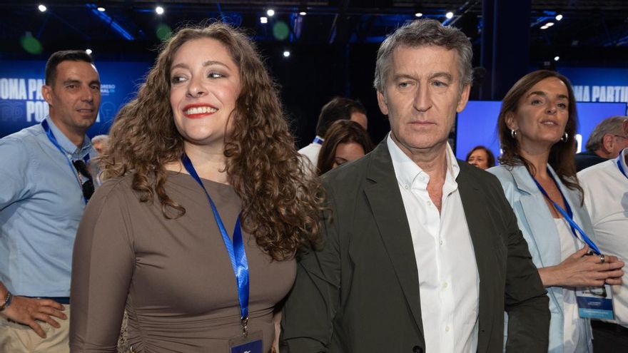 La portavoz del PP en el Congreso, Ester Muñoz, y el presidente del PP, Alberto Núñez Feijóo, a su llegada al XXI Congreso Nacional del Partido Popular, a 4 de julio de 2025