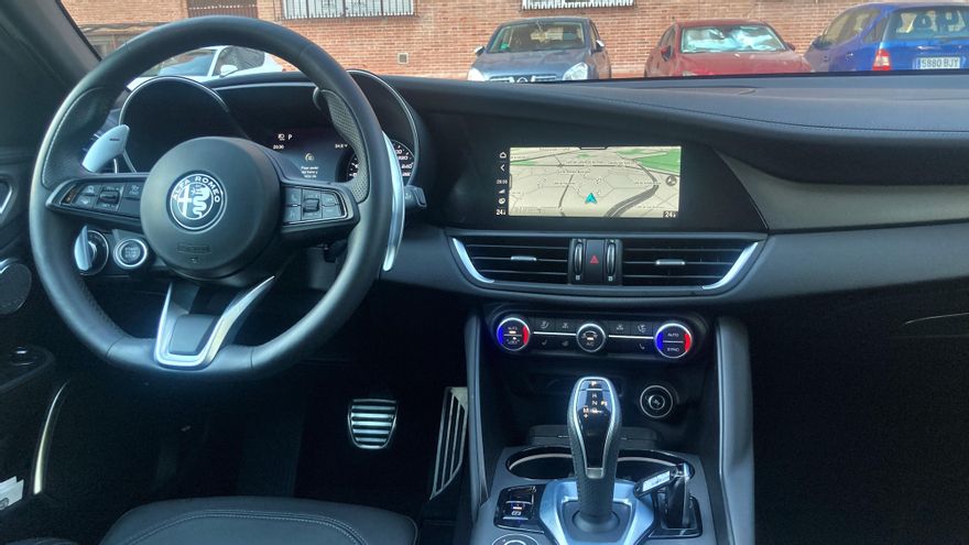 Puesto de conducción del Alfa Romeo Giulia Veloce.