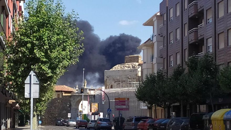 Incendio en la calle cantarranas esquina con la Virgen Blanca en León, visible desde el Arco de la Cárcel.