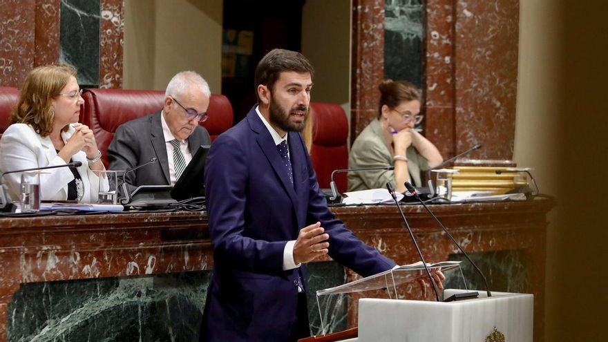 El portavoz del grupo Vox de Murcia, José Ángel Antelo, durante un pleno en la Asamblea Regional de Murcia, en Cartagena.