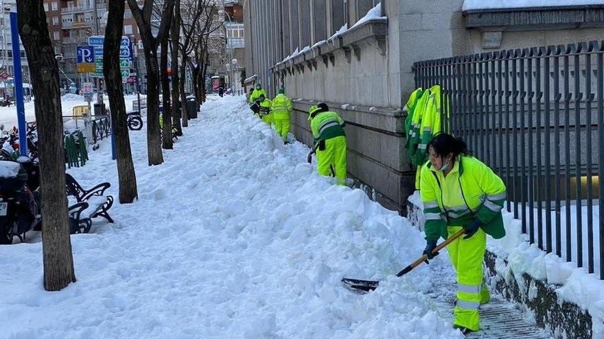 Operarios del Ayuntamiento de Madrid haciendo labores de limpieza este miércoles 13 de enero.