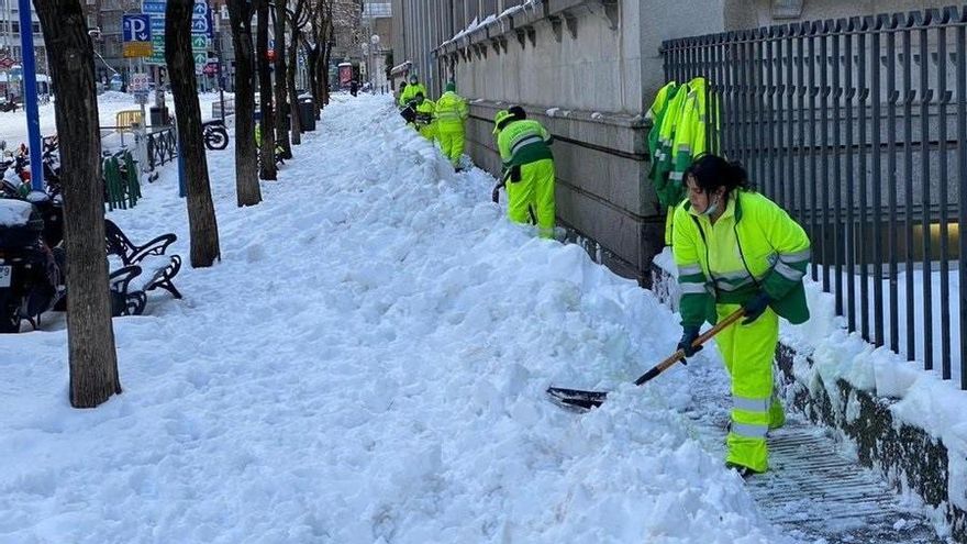 Operarios del Ayuntamiento de Madrid haciendo labores de limpieza este miércoles 13 de enero.