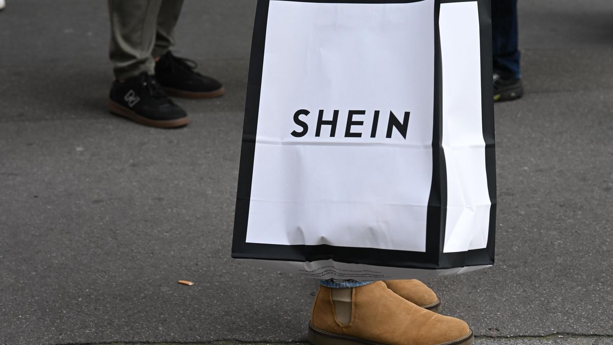 Bolsa de Shein en una tienda en París en una imagen de archivo.