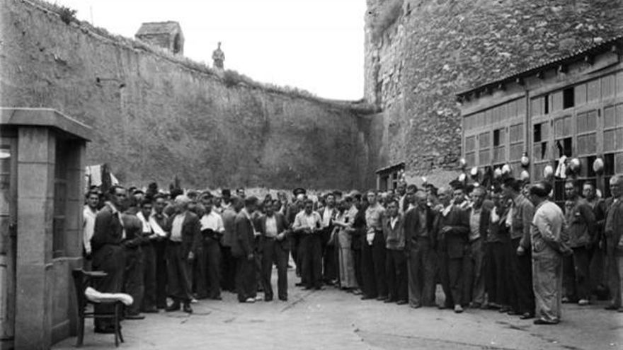 Presos en el patio de la Cárcel Vieja de Puerta Castillo en León durante la Guerra Civil. // Archivo Histórico Provincial