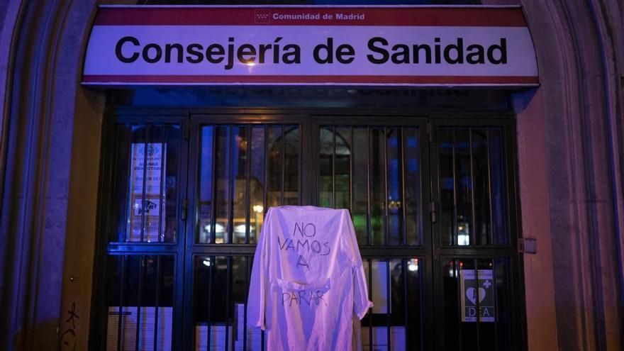 Ayuso desprecia a los médicos en huelga que cumplen 24 horas de encierro en la Consejería: "La mayoría son liberados sindicales"