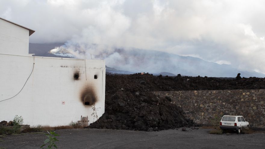 La lava entra en un descampado en el barrio de La Laguna