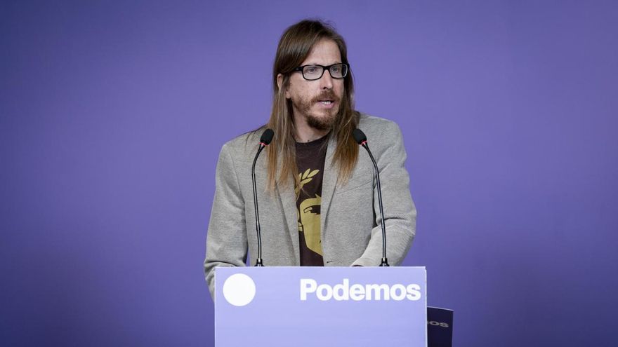 El secretario de Organización y portavoz de Podemos, Pablo Fernández, durante una rueda de prensa.
