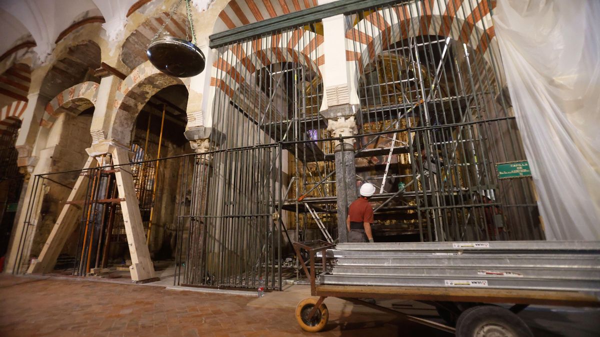 Trabajos de restauración en la mezquita de Córdba tras el incendio del 8 de agosto