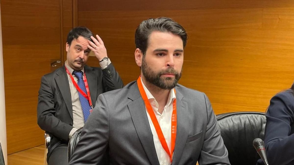 El youtuber conspiranoico Rubén Gisbert lleva a las Corts de la mano de PP y Vox su cruzada contra la jueza de la dana