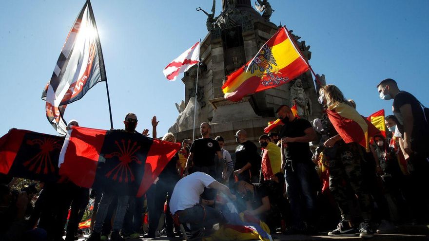 Grupos de extrema derecha queman fotos de Carles Puigdemont en una concentración del Día de la Hispanidad de 2020.