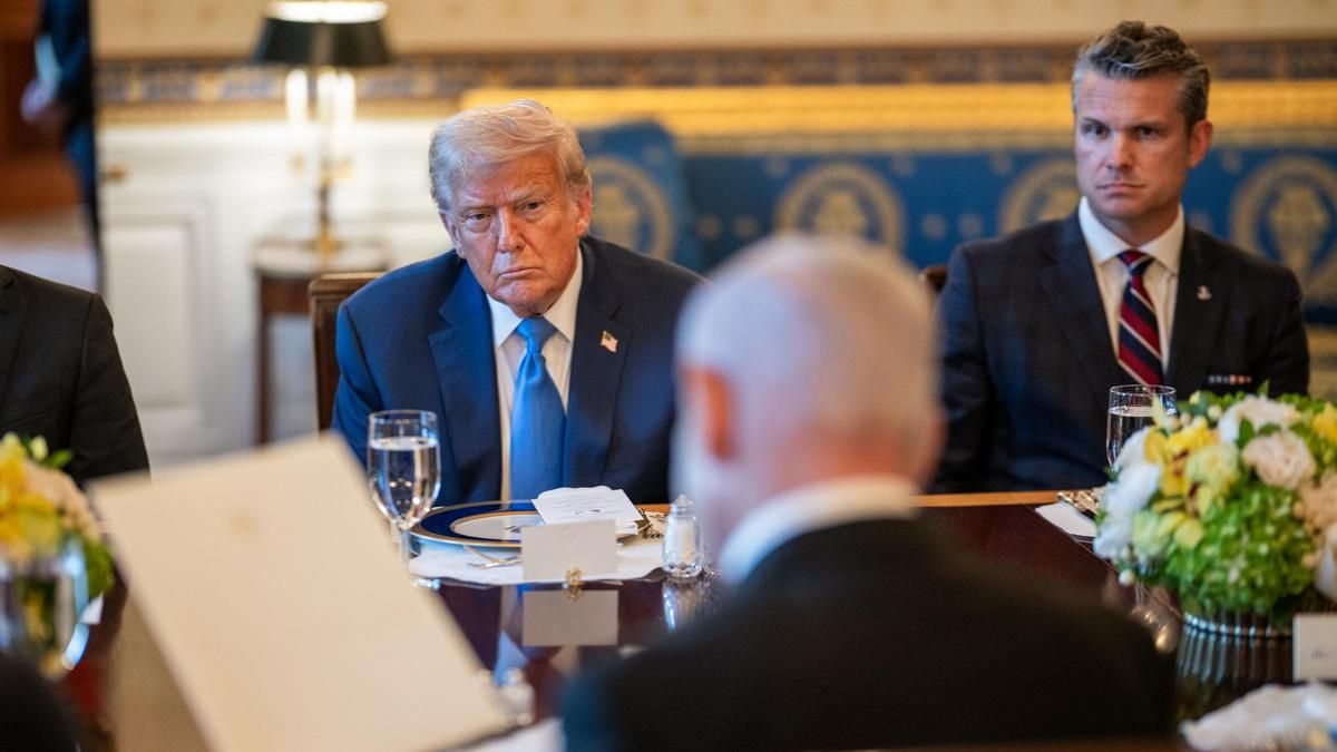 El primer ministro israelí, Benjamín Netanyahu, durante un encuentro bilateral en la Casa Blanca, con Donald Trump y su secretario de Defensa, Pete Hegseth, el pasado julio.