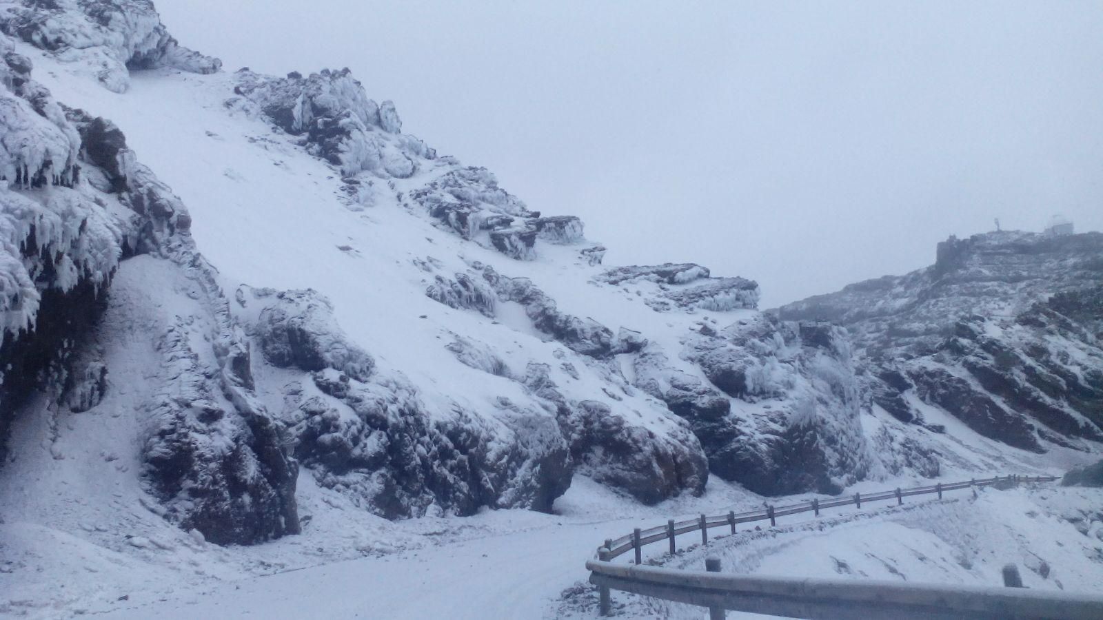 Un nuevo manto blanco cubre este viernes las cumbres de La Palma