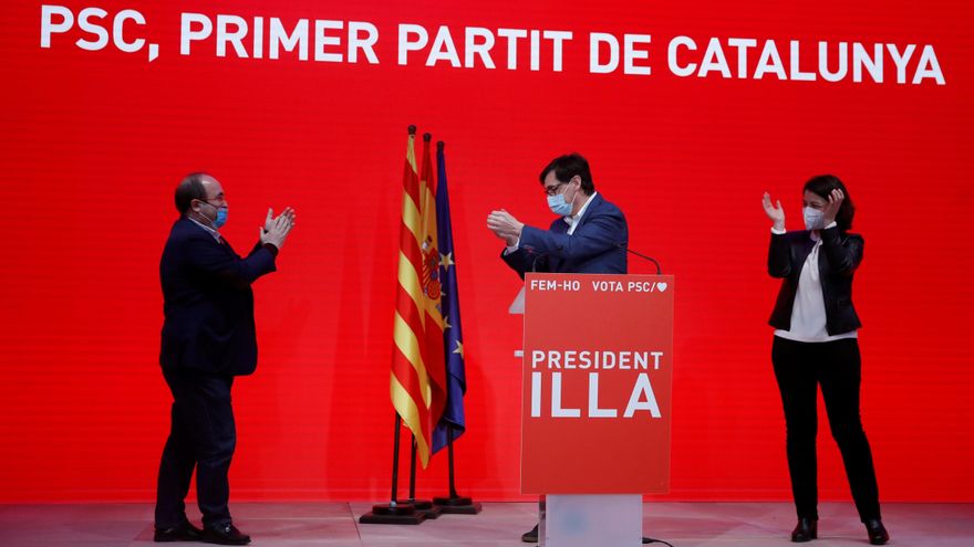 El candidato a la presidencia de la Generalitat por el PSC, Salvador Illa, acompañado por Miquel Iceta (i), valora los resultados electorales. EFE/Toni Albir
