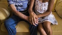 Annie y su padre, el verano de 2014 cuando denunciaron su caso de exclusión a eldiario.es / Alejandro Navarro Bustamante.