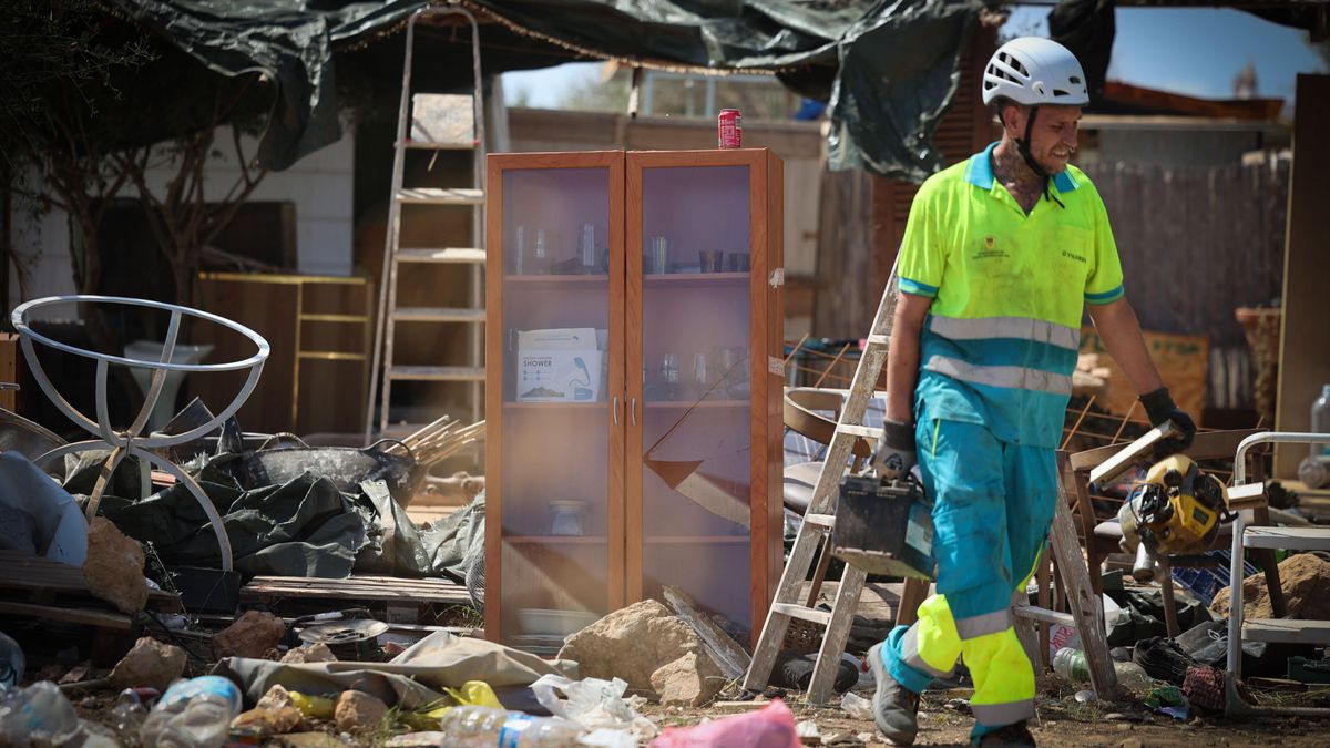 Uno de los operarios del Ayuntamiento de Santa Eulària trabaja para desalojar el terreno ubicado junto a la carretera Vila-Sant Antoni