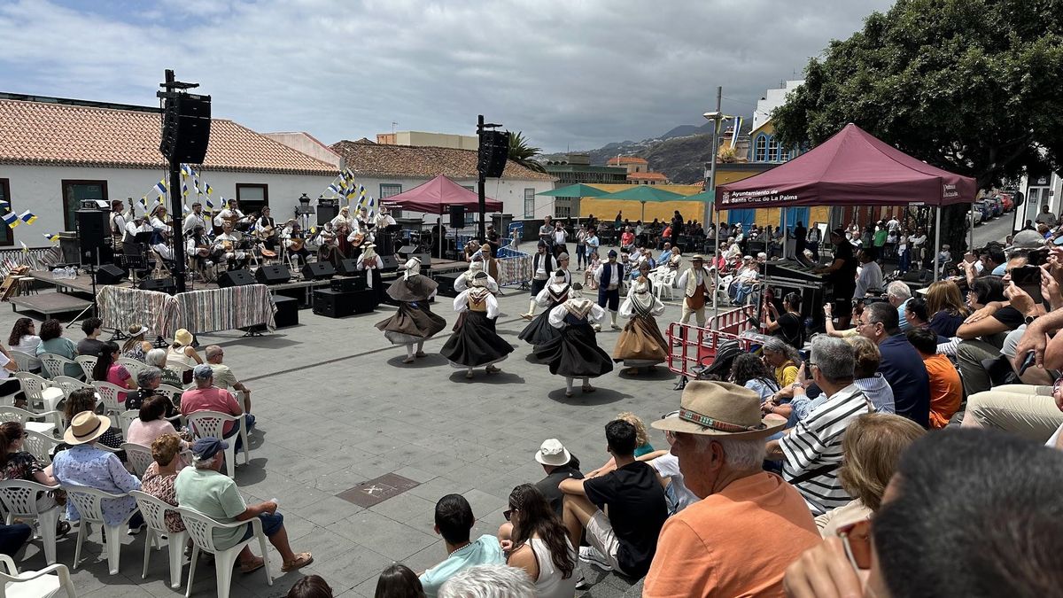Celebración del Día de Canarias en la PLaza de Santo Domingo.