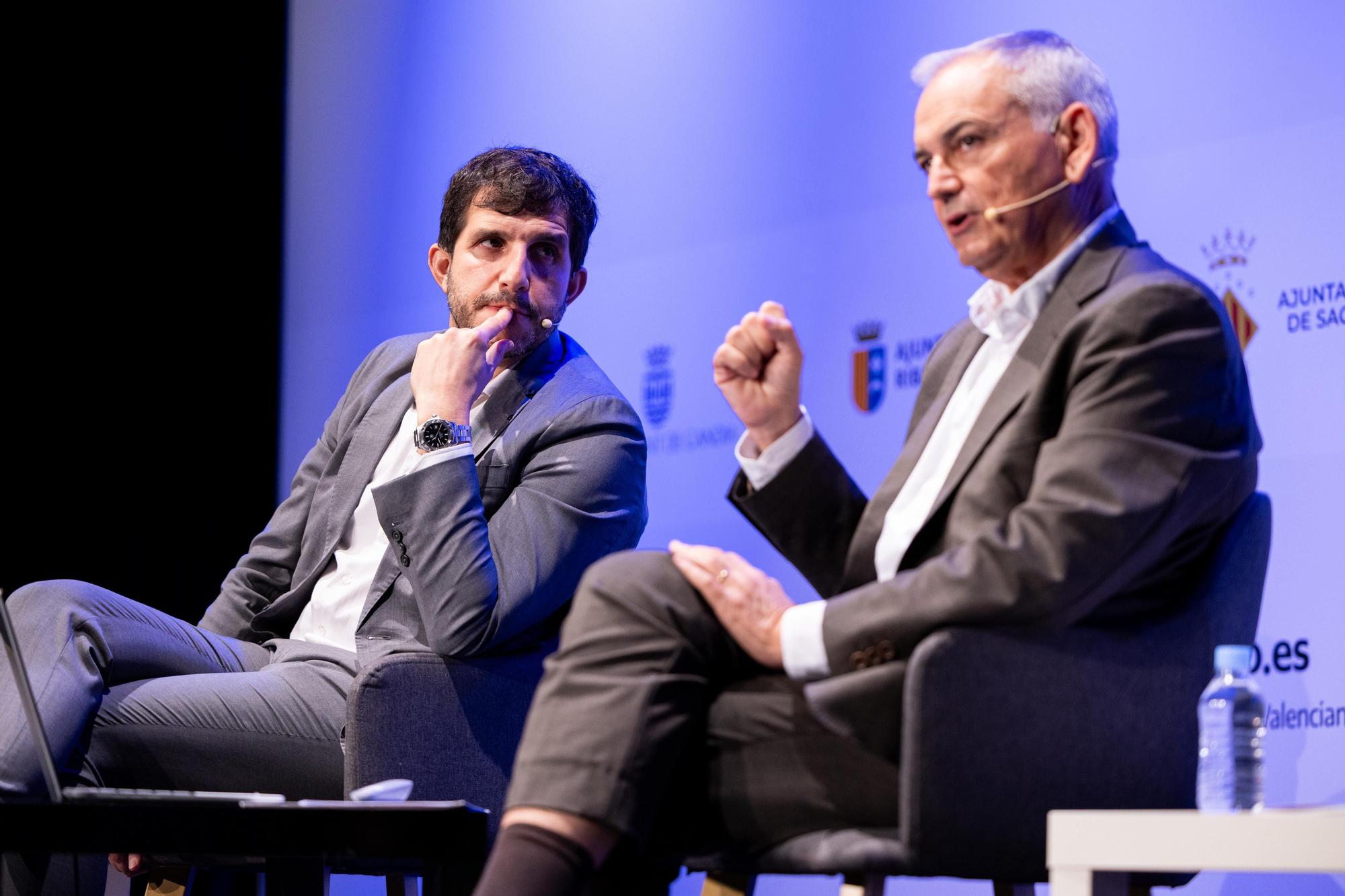 El director de elDiario.es en la Comunitat Valenciana, Sergi Pitarch, dialoga con el Comisionado del Gobierno para el Corredor Mediterráneo, Josep Vicent Boira, en el II Foro Municipalista Corredor Mediterráneo celebrado en Villena.