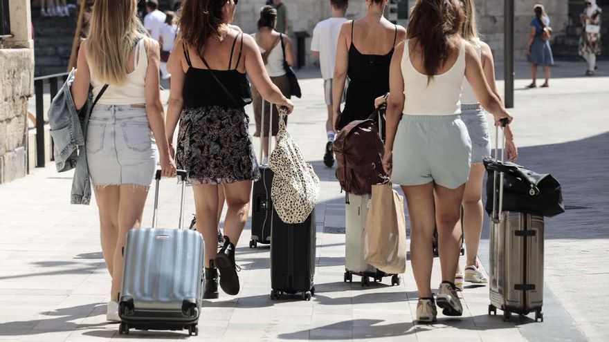 Críticas al plan de Almeida sobre pisos turísticos: "Es una llamada a que fondos buitre compren edificios y los vacíen"