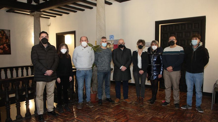 El vicepresidente Aierdi (centro) junto a los alcaldes y alcaldesas de la comarca de Sangüesa y Prepirineo