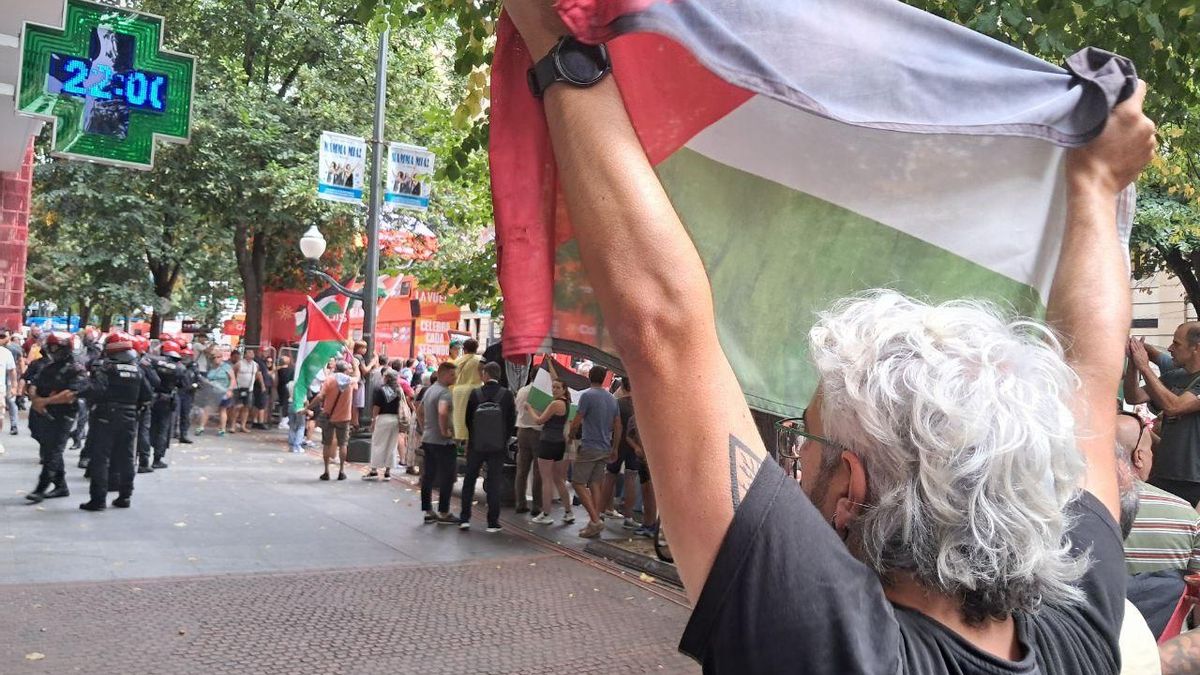 Un manifestante con una bandera palestina.