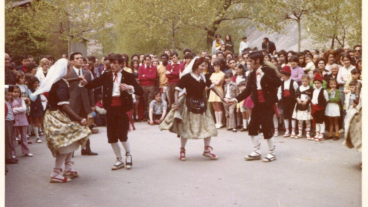 Bailes tradicionales en la fiesta mayor de Sant Salvador de la Vedella, a principios de los años 70.