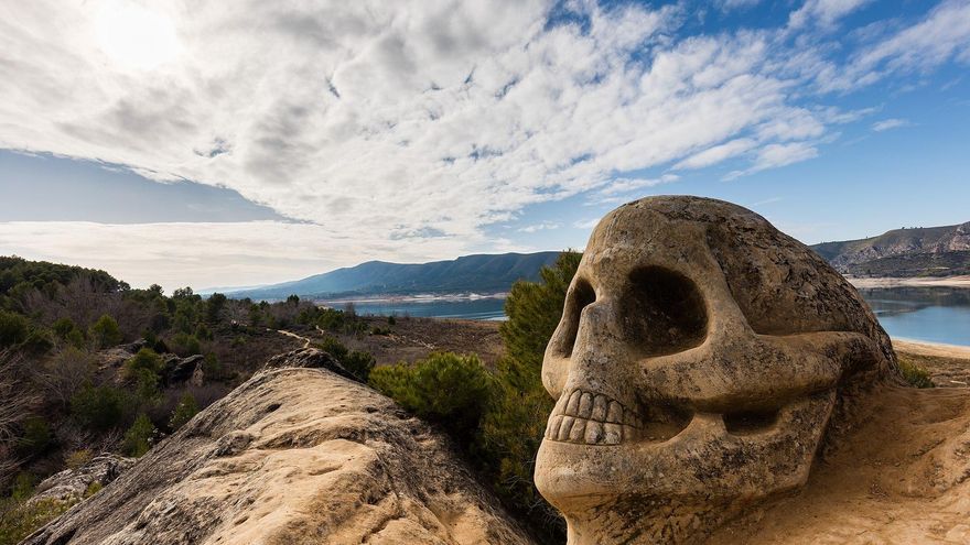 La ruta de senderismo que recorre rostros y calaveras tallados en la roca