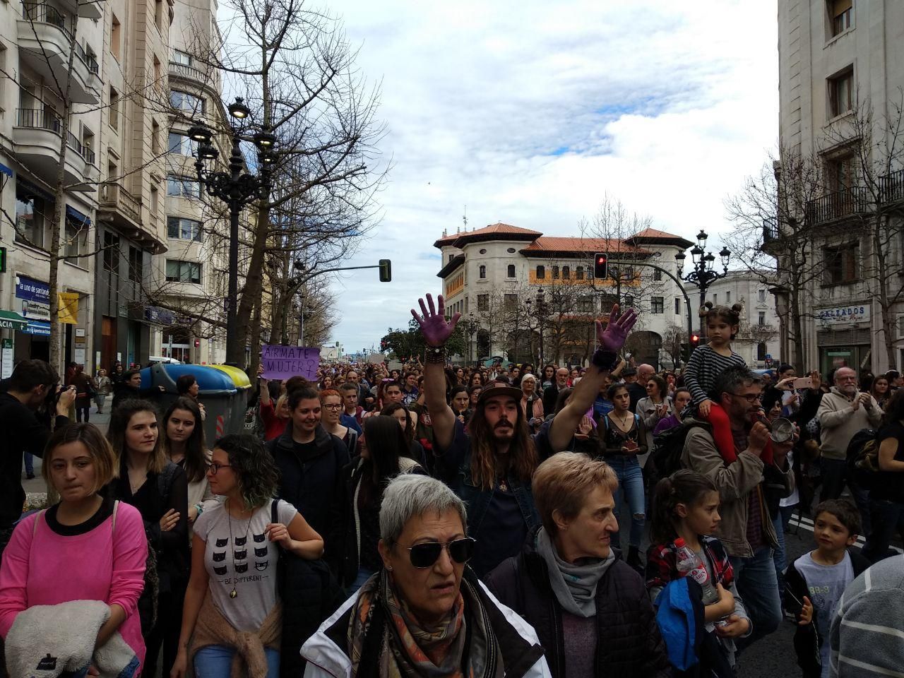 Un hombre muestra las palmas de su mano moradas en la manifestación feminista | RUBÉN ALONSO