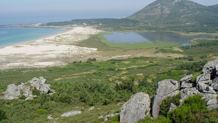 La laguna litoral de Galicia rodeada por un bosque inundable y cerrada al mar por un conjunto de dunas