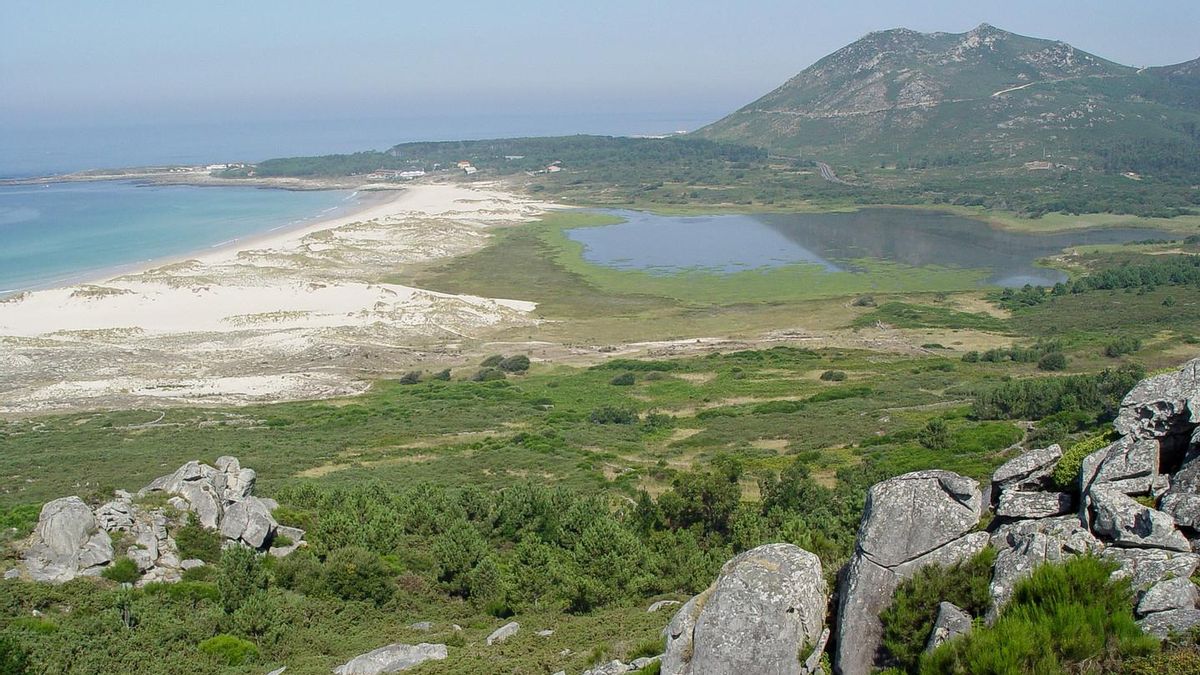 La laguna litoral de Galicia rodeada por un bosque inundable y cerrada al mar por un conjunto de dunas