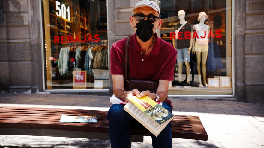 Manuel lleva este sábado la mascarilla en la calle Castillo. (Andrea Domínguez)