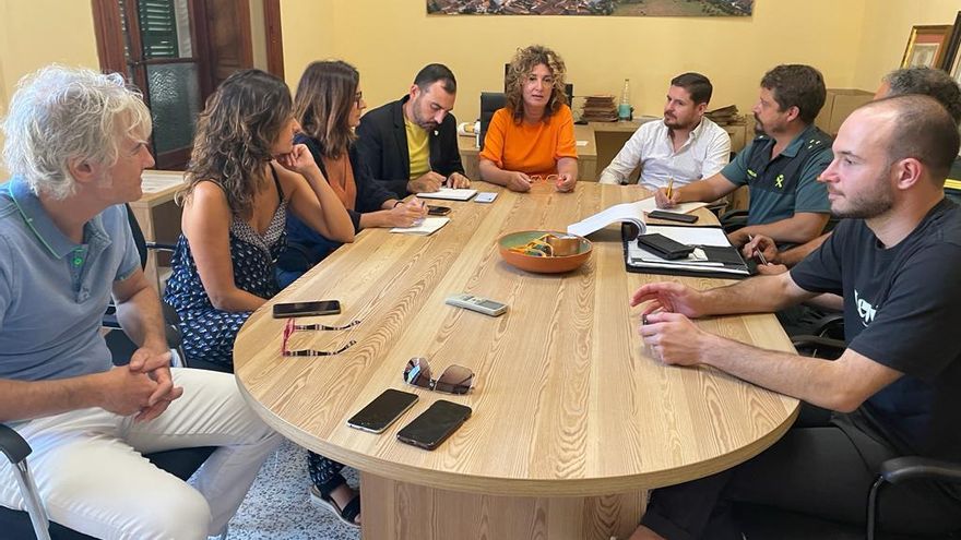 Reunión de la alcaldesa de Porreres, Xisca Mora, con las fuerzas de seguridad del municipio a raíz del incidente