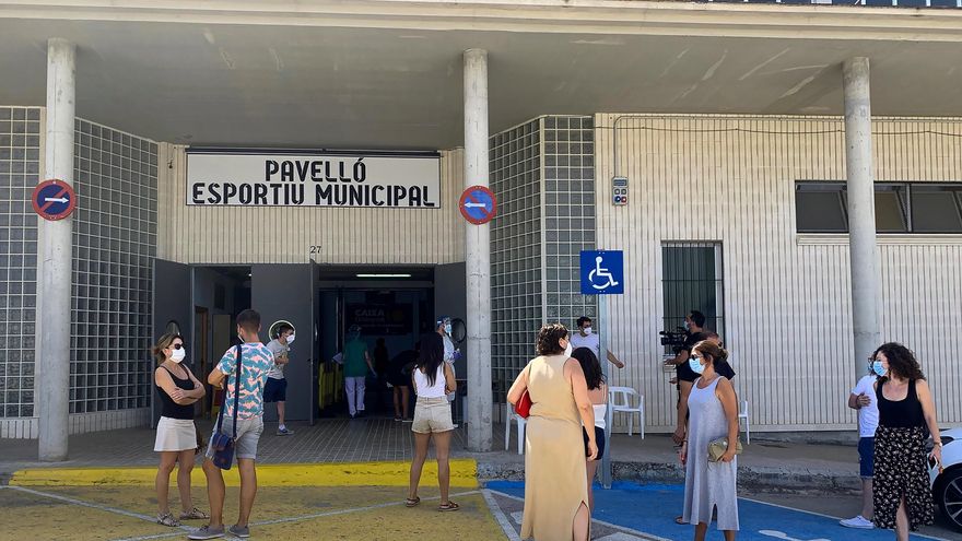 Veïns de Benigànim esperen a les portes del pavelló poliesportiu municipal per realitzar-se proves PCR. EFE/Raquel Segura