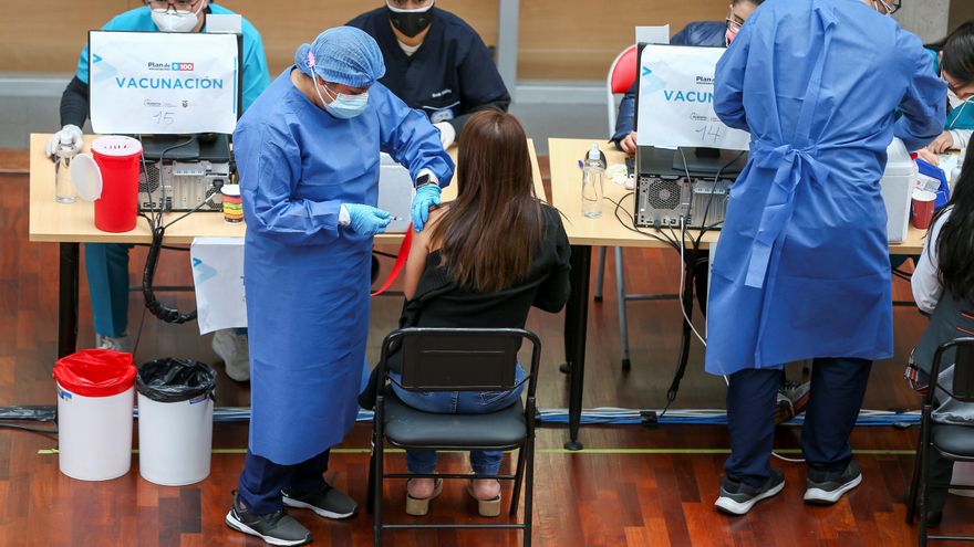 Una persona recibe una dosis de la vacuna contra la covid-19 en Quito (Ecuador), en una fotografía de archivo. EFE/José Jácome