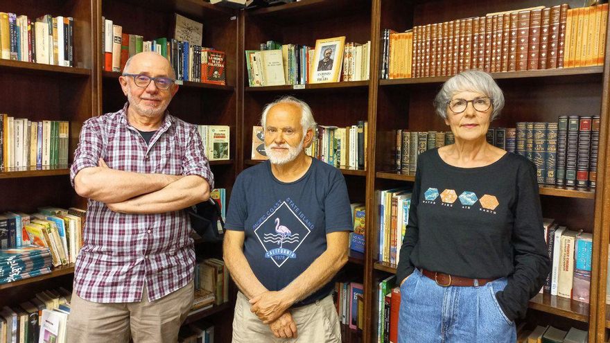 José María, Rafa y Miren en la biblioteca del hogar del jubilado