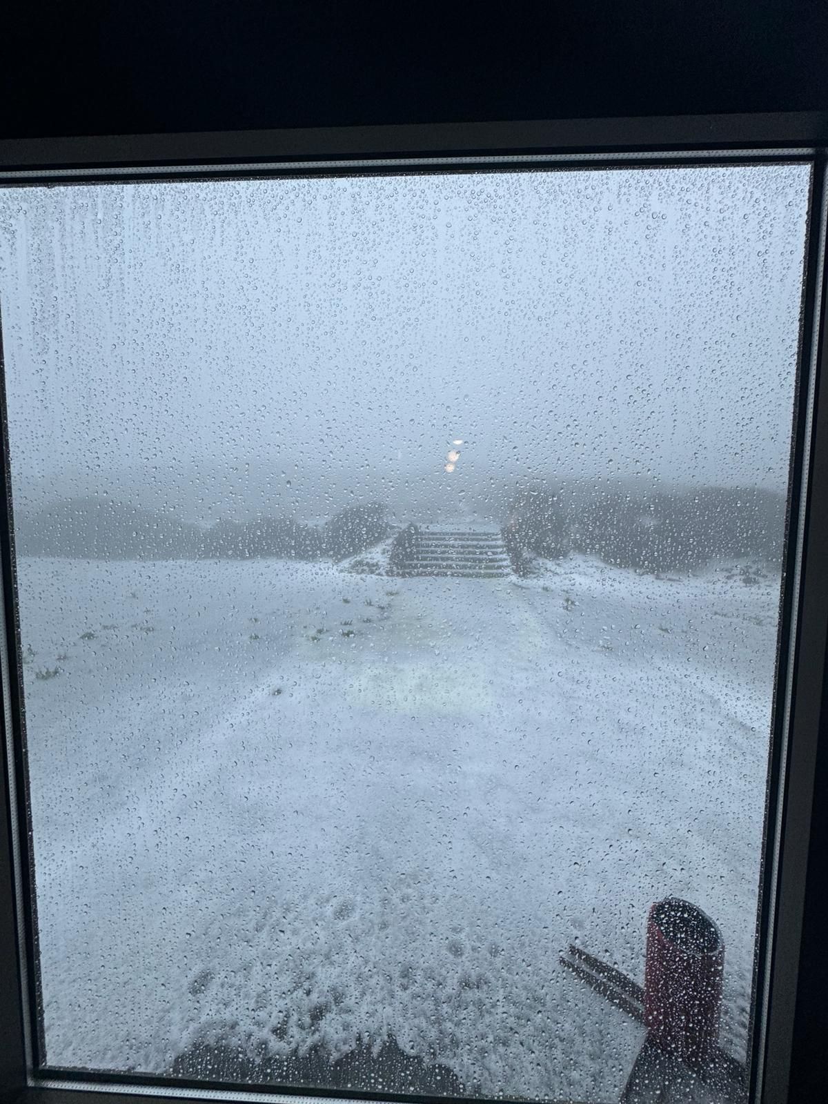 Vista desde  una ventada  de la Residencia del Observatorio del Roque de Los Muchachos del entorno cubierto de nieve, este sábado.