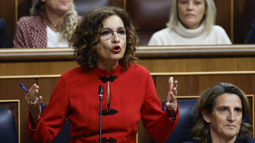 MADRID, 21/02/2024.- La vicepresidenta primera y ministra de Hacienda, María Jesús Montero, interviene en la sesión de control al Gobierno, este miércoles, en el Congreso de los Diputados. EFE/ Chema Moya