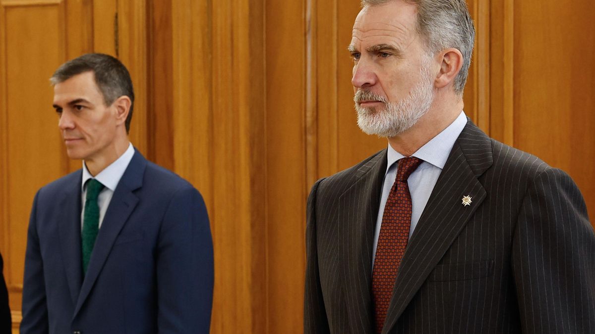 El rey Felipe VI y el presidente del Gobierno, Pedro Sánchez.