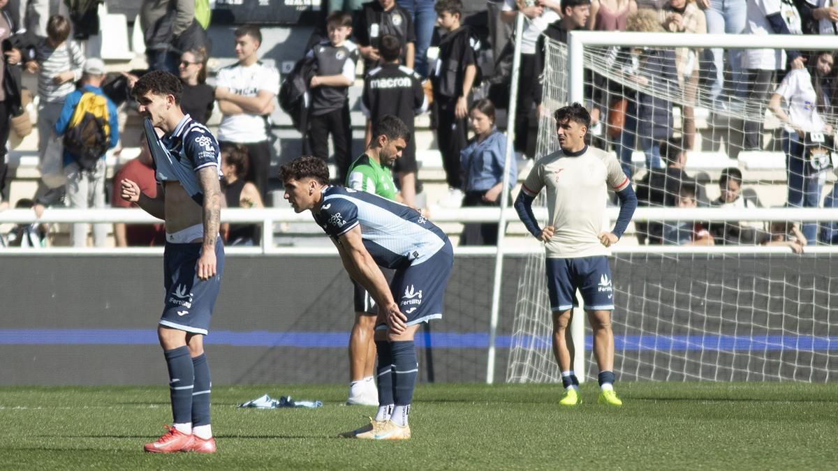 Jugadores del Córdoba CF tras la derrota en Burgos