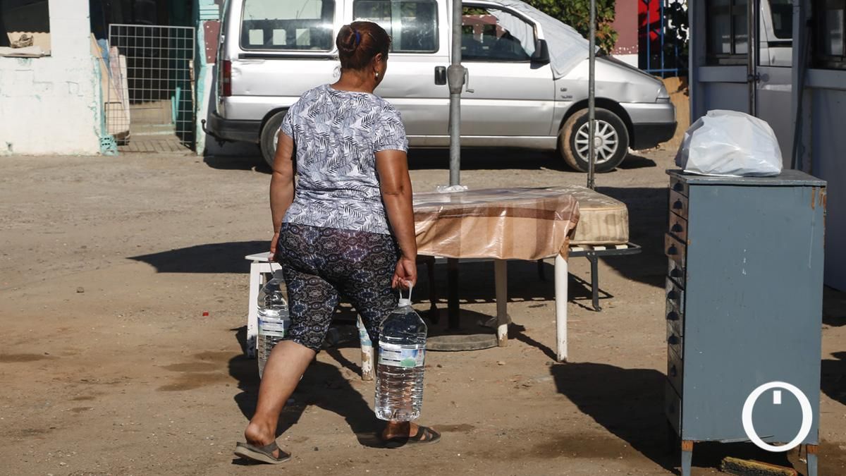 Reparto de comida por parte de Cruz Roja en los asentamientos rumanos durante la ola de calor
