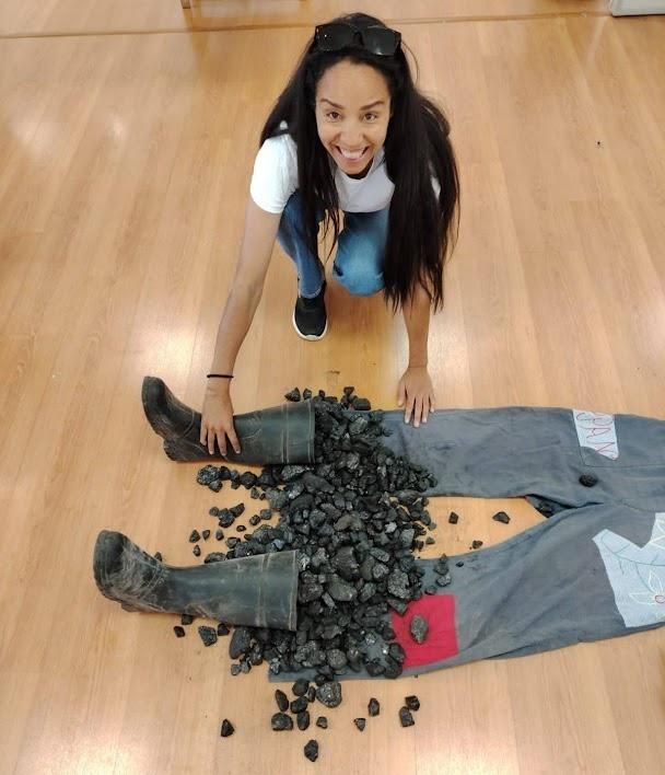 Isabel Fortes con uno de sus montajes en una exposición de LacianArt