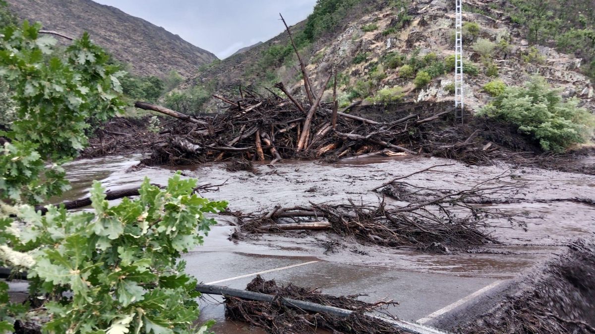 Estado en el que quedó la carretera de acceso al Valle de Fornela por una intensa tormenta y los arrastres de los incendios forestales del verano de 2025.