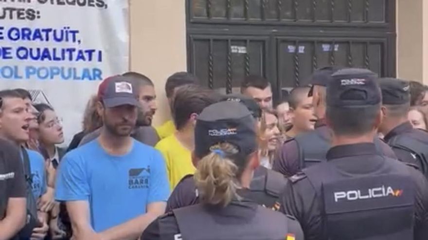 VÍDEO | Una mujer y su hija, desahuciadas en València y sin alternativa en la ciudad tras un tenso desalojo con intervención policial