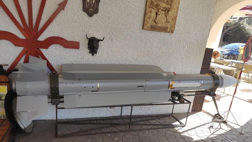 Misil aire-aire expuesto en un bar de Córdoba igual al que fue incautado por la Policía Italiana a un grupo de ultraderecha.
