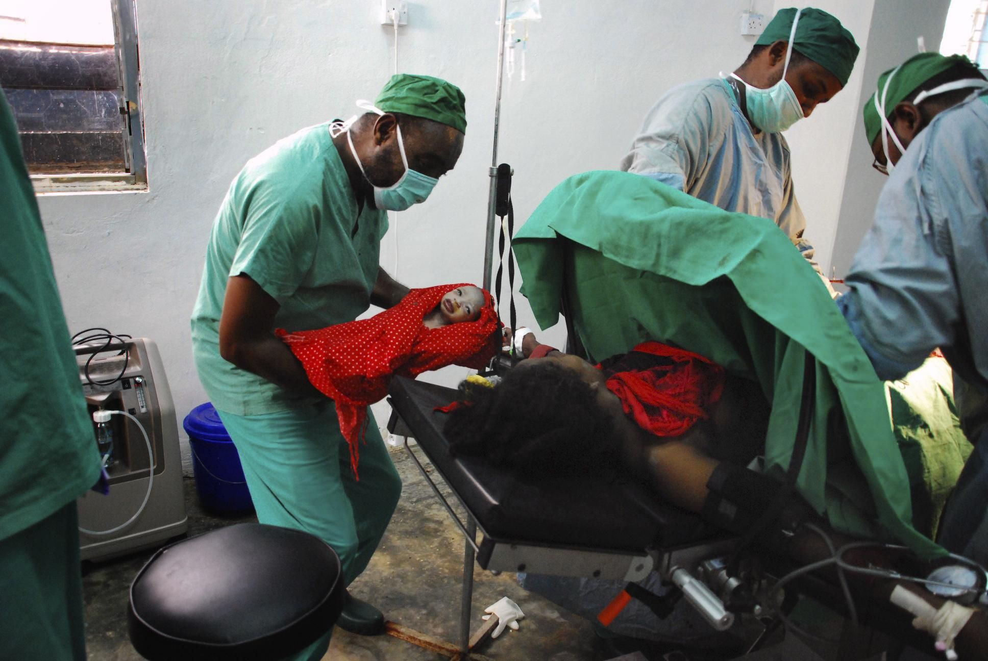 En medio de un conflicto o una situación de crisis, las mujeres embarazadas son aún más vulnerables. Hospital de MSF en el sur de Somalia, uno de los países con peores indicadores de salud del planeta y donde fallece una de cada 100 mujeres en el parto. Fotografía: Otavio Omati