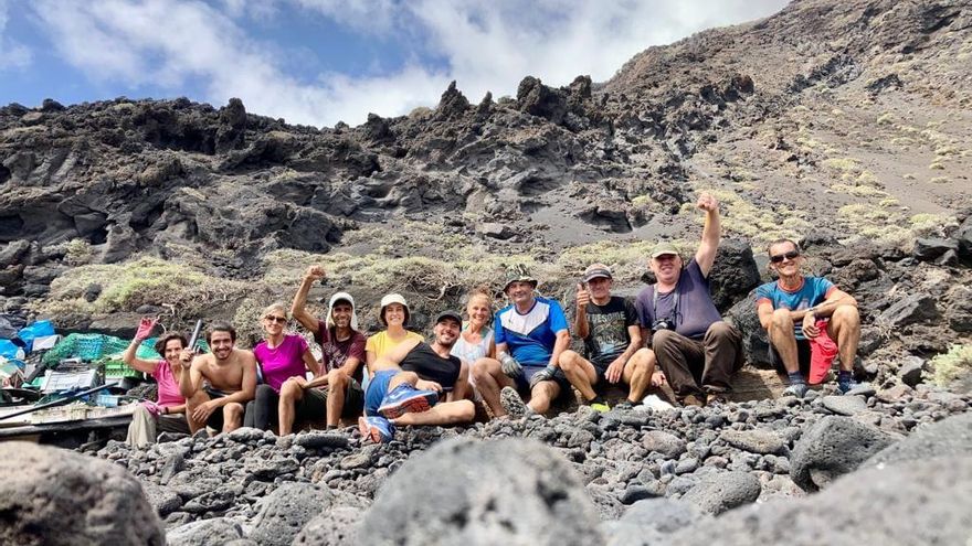 Algunos de los voluntarios que participaron en la limpieza.