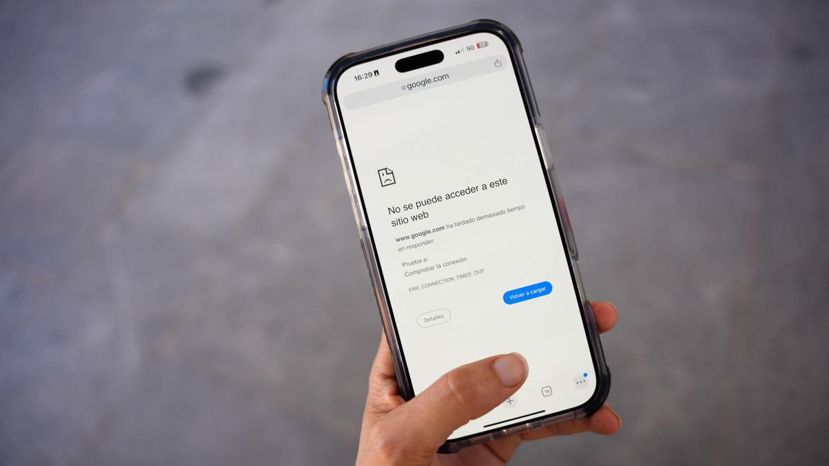 Un teléfono móvil, sin señal durante el apagón de red eléctrica.