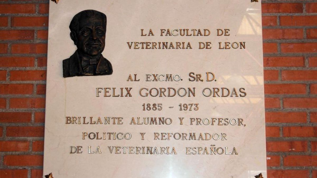 La placa homenaje en la Facultad de Veterinaria leonesa.
