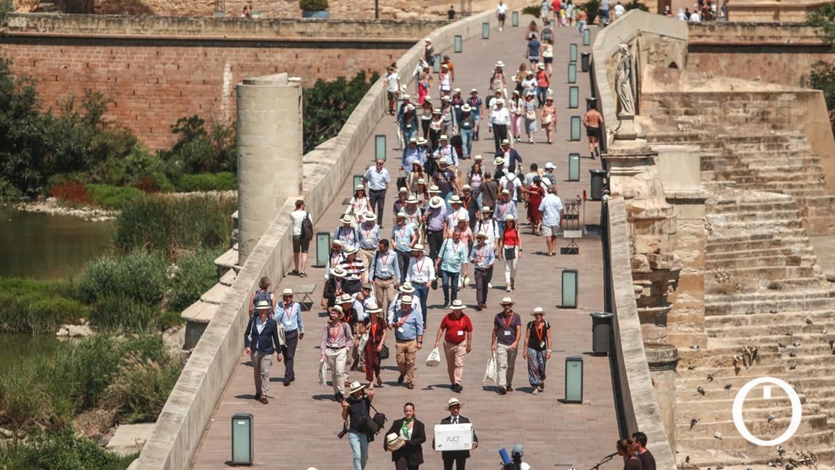 Turistas en el Puente Romano de Córdoba.