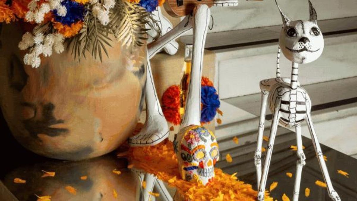 Detalle de las calaveras de azúcar y el cempasúchil